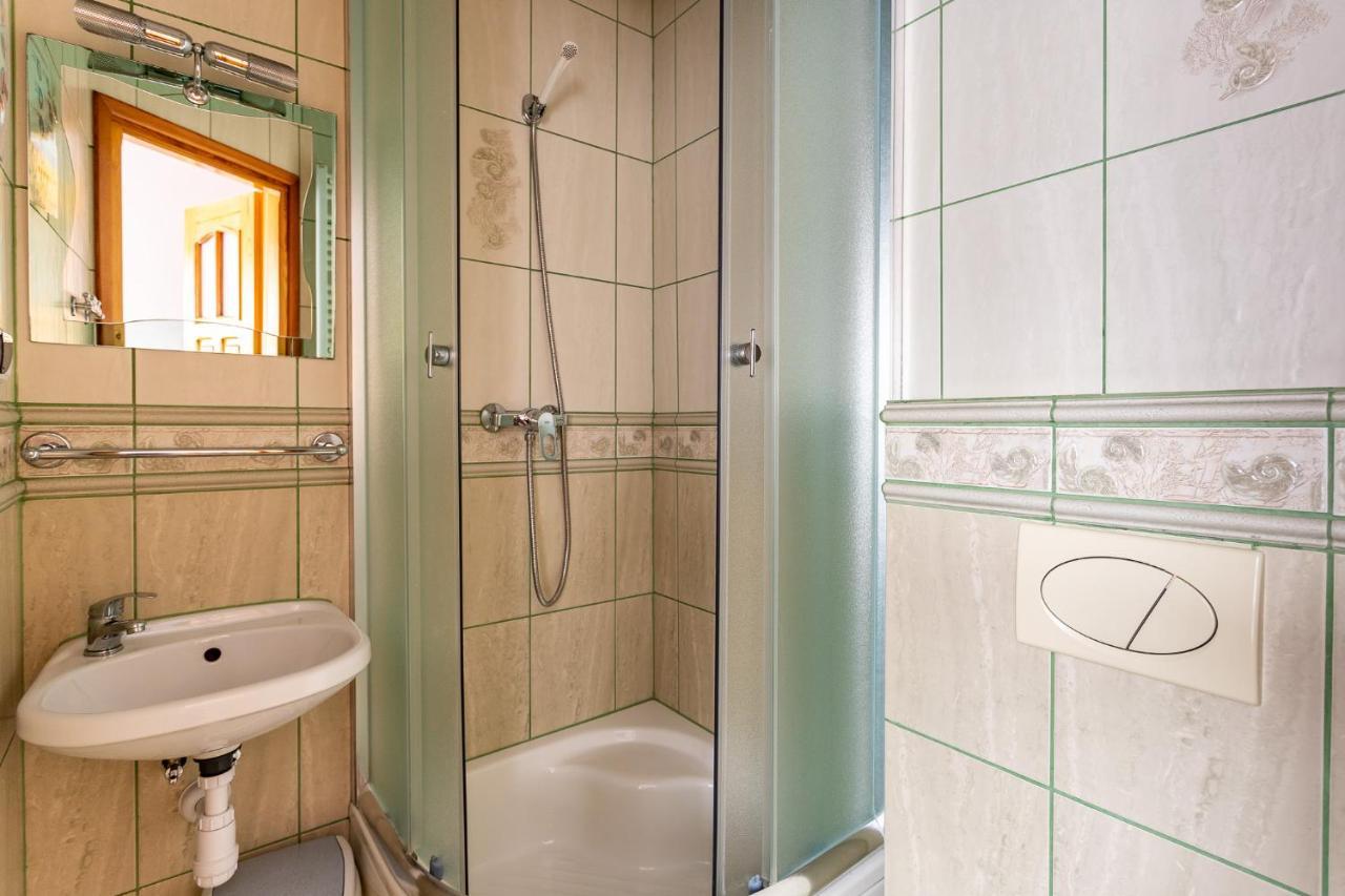 Pokoje Goscinne Katarzyna Kur Debki Exterior photo